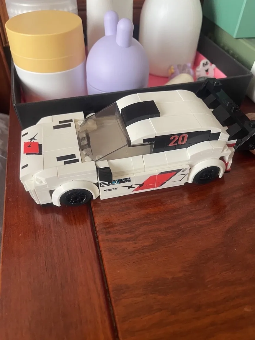 Собранная модель белого спорткара с антикрылом из деталей конструктора BrickMe